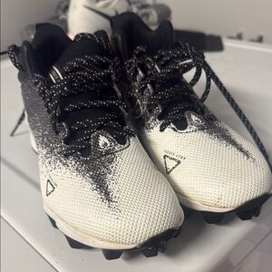 Under Armour Black and White Sneakers Sleek Design baseball cleats